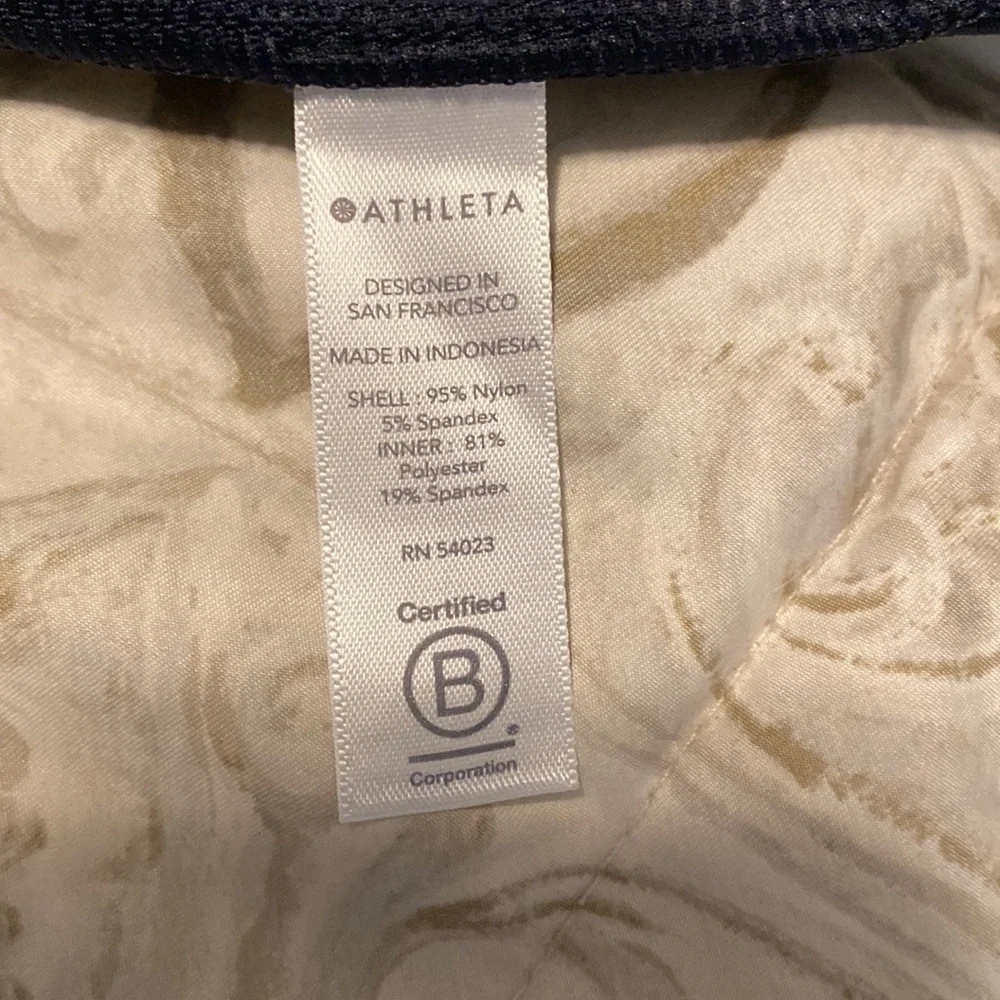 Athleta athletica crest